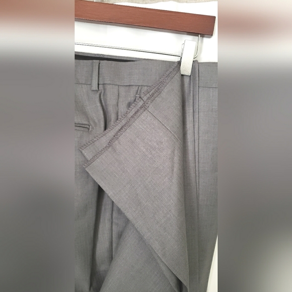 JoS. A. Bank, Signature Gold, 100 % wool suit. New old stock, with original tag. - Picture 7 of 16